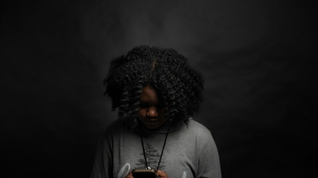 jeune file dans sont elephone