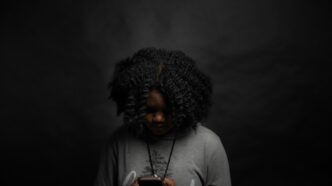 jeune file dans sont elephone