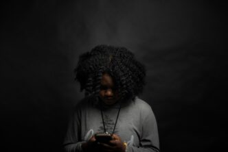 jeune file dans sont elephone