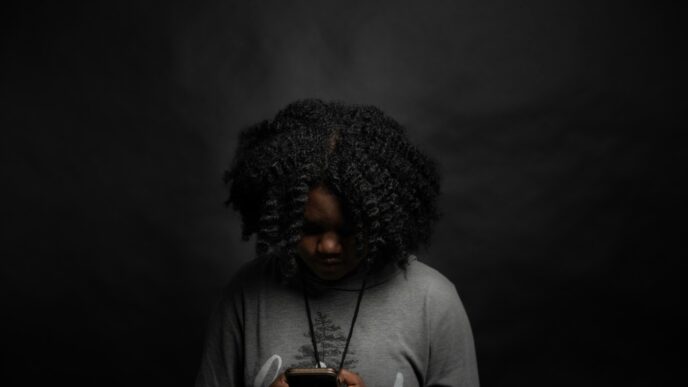 jeune file dans sont elephone