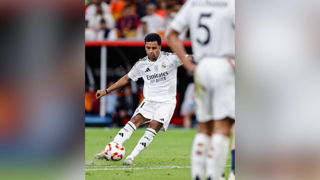 Rodrygo Goes exécute un coup franc spectaculaire lors du Clásico entre le Real Madrid et le FC Barcelone, un moment marquant de la finale de la Supercoupe d’Espagne 2025. Crédit photo : Compte officiel du Real Madrid (@realmadrid)