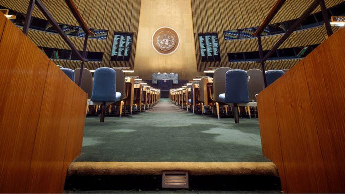 Vue de la salle vide de l'Assemblée générale prise de l'allée principale. Photo ONU