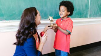 Un jeune élève rayonne de joie en recevant un trophée. Photo credit: RDNE Stock Project on Pexels
