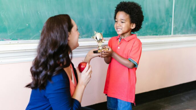 Un jeune élève rayonne de joie en recevant un trophée. Photo credit: RDNE Stock Project on Pexels