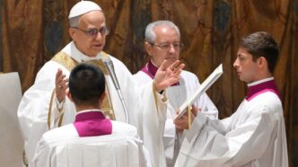 Le pape Léon XIV célèbre sa première messe en tant que pape avec les cardinaux qui l’ont élu dans la chapelle Sixtine au Vatican, le 9 mai 2025. (Photo CNS/Vatican Media).
