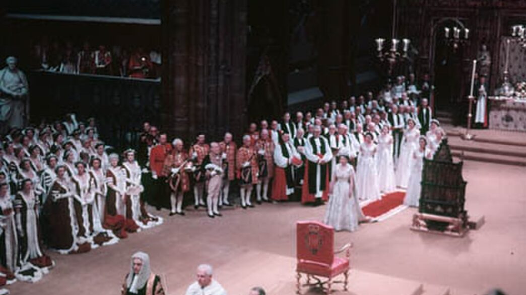 Couronnement de la reine Elizabeth II à l’abbaye de Westminster, Londres, le 2 juin 1953. Cette image montre la cérémonie où la reine prête serment et reçoit la couronne, entourée de dignitaires et de membres de la famille royale. © Bibliothèque et Archives Canada, K-0000045, sous licence Creative Commons Attribution 2.0.