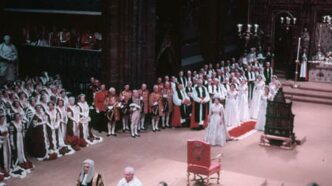 Couronnement de la reine Elizabeth II à l’abbaye de Westminster, Londres, le 2 juin 1953. Cette image montre la cérémonie où la reine prête serment et reçoit la couronne, entourée de dignitaires et de membres de la famille royale. © Bibliothèque et Archives Canada, K-0000045, sous licence Creative Commons Attribution 2.0.