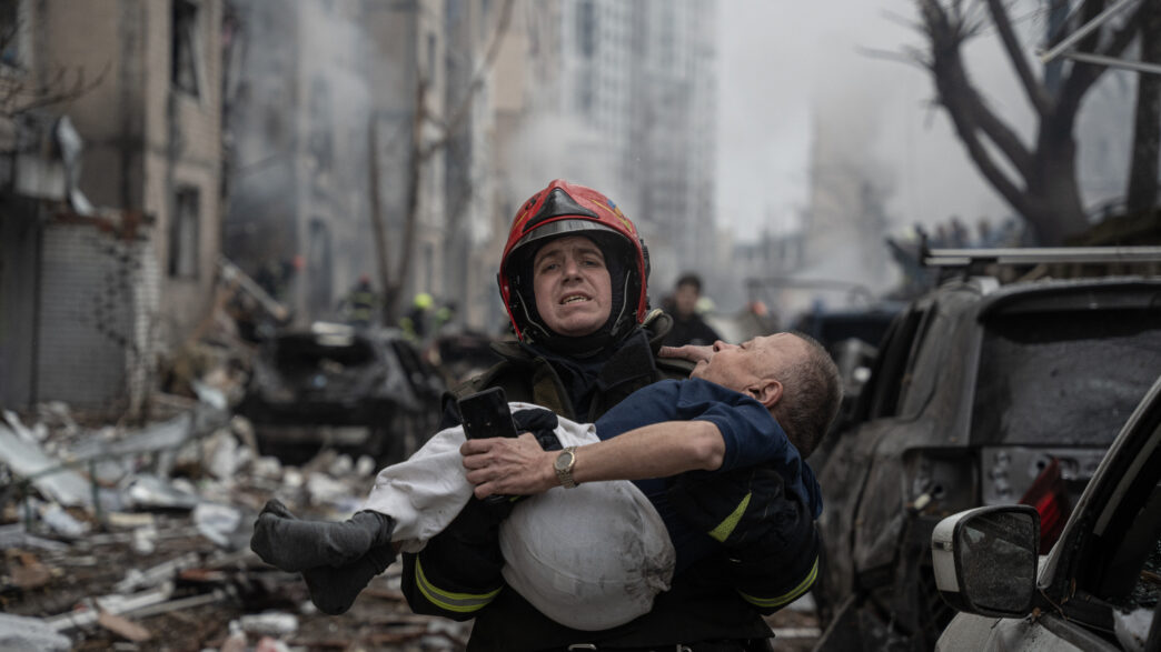 Kyiv, 2 janvier 2024 : Une rue de la ville marquée par les stigmates de la guerre. Crédit : war.ukraine.ua, sous licence CC BY-SA 4.0.