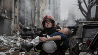 Kyiv, 2 janvier 2024 : Une rue de la ville marquée par les stigmates de la guerre. Crédit : war.ukraine.ua, sous licence CC BY-SA 4.0.