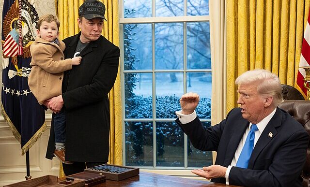 Le président Donald Trump avec des journalistes, Elon Musk et X Æ A-XII dans le bureau ovale de la Maison Blanche, le 11 février 2025.jpg