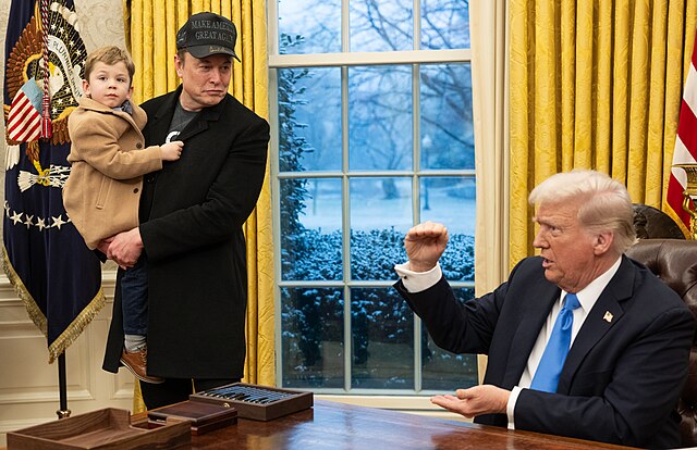 Le président Donald Trump avec des journalistes, Elon Musk et X Æ A-XII dans le bureau ovale de la Maison Blanche, le 11 février 2025.jpg