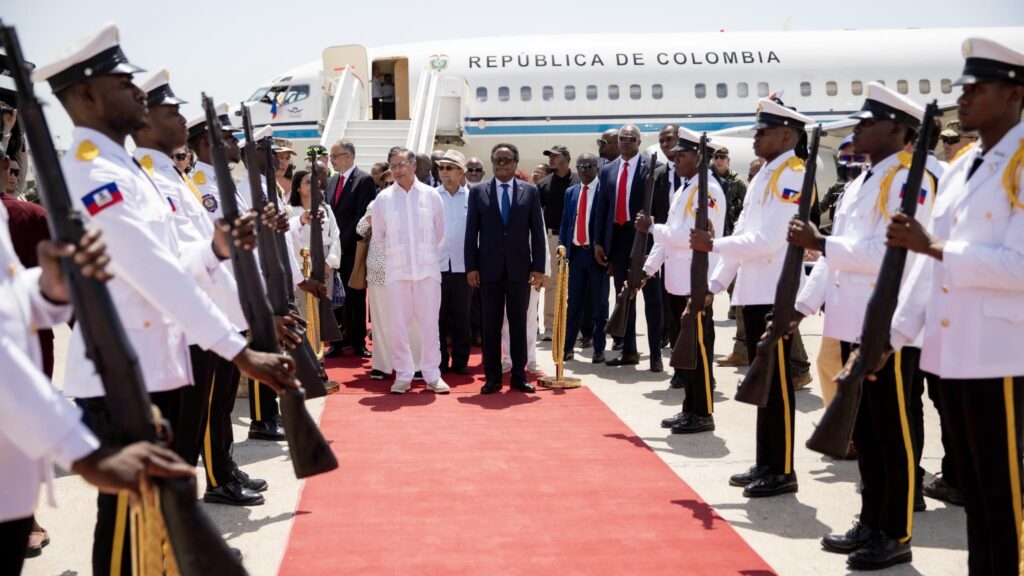 Le Président Gustavo Petro accueilli sur le tapis rouge à l’aéroport international Toussaint Louverture par le Président du CPT, Fritz Alphonse Jean, et le Premier ministre Alix Didier Fils-Aimé, le 18 juillet 2025.
Photo credit : Présidence / Haïti.

