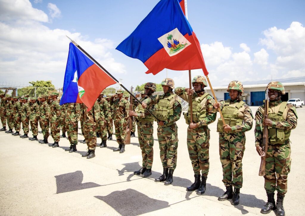 Drapeaux levés et rangs serrés, les Forces Armées d’Haïti mobilisées pour la cérémonie d’accueil officielle du président colombien à Port-au-Prince, le 18 juillet 2025. Photo credit : Présidence / Haïti.