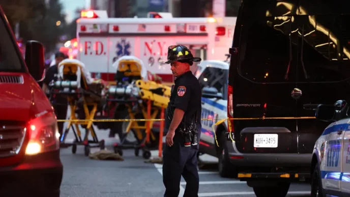 Un pompier devant des véhicules d'urgence à la suite d'une fusillade en plein cœur de Manhattan à New York (États-Unis), le lundi 28 juillet 2025. - CHARLY TRIBALLEAU / AFP