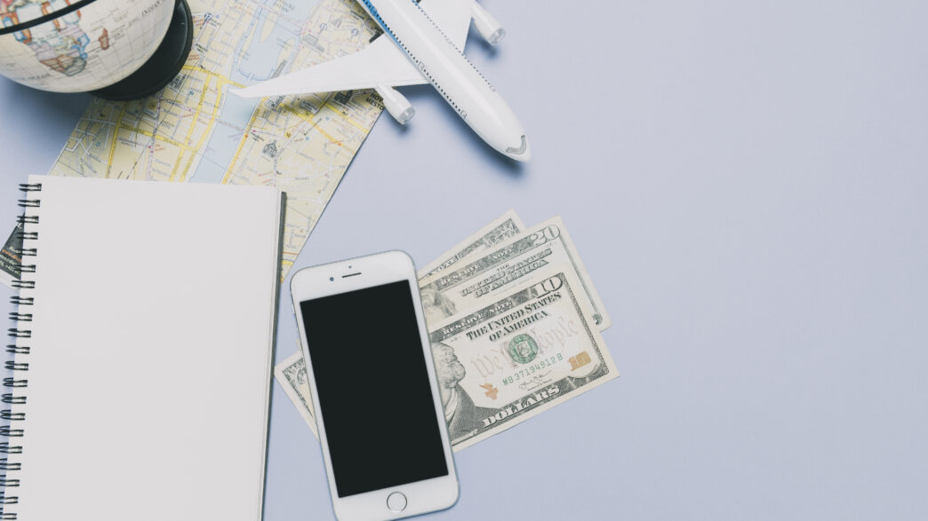 smartphone-et-argent-pres-de-trucs-touristiques