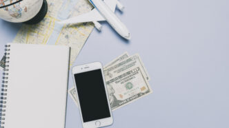 smartphone-et-argent-pres-de-trucs-touristiques