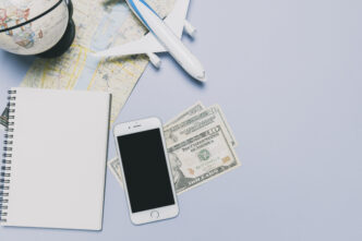 smartphone-et-argent-pres-de-trucs-touristiques