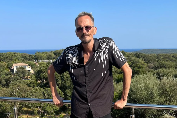 Raphaël Graven, 46 ans, alias "Jean Pormanove", décédé à l'âge de 46 ans dans la nuit du 17 au 18 août 2024. Crédit : Instagram - @jeanpormanove