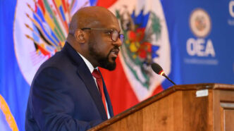 Smith Augustin, au pupitre, prononce un discours à l’OEA