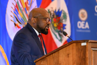 Smith Augustin, au pupitre, prononce un discours à l’OEA
