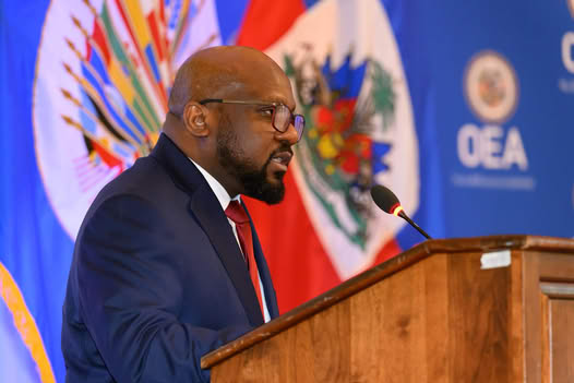 Smith Augustin, au pupitre, prononce un discours à l’OEA