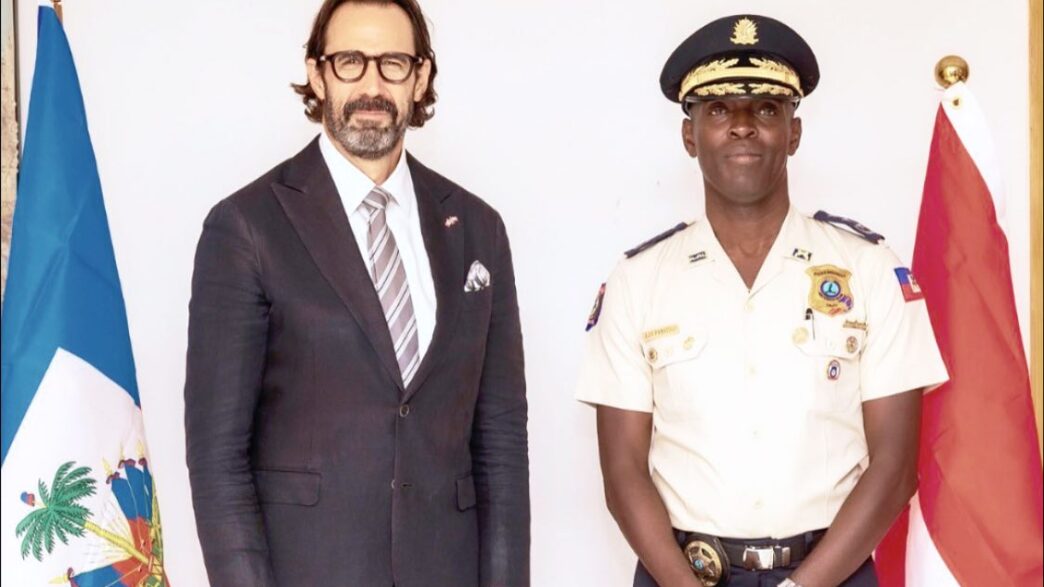 André Jonas Vladimir Paraison, DG par intérim de la PNH, a reçu la visite de courtoisie de l’ambassadeur du Canada, André François Giroux, à Tabarre.