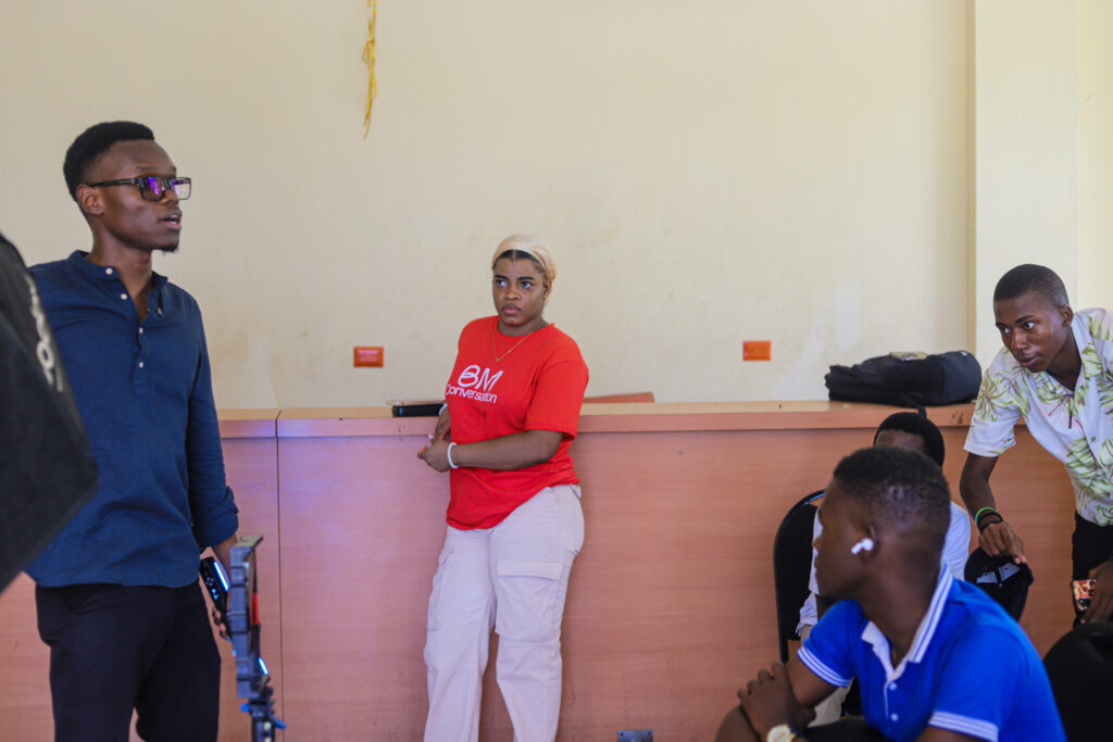 Des jeunes attentifs en formation de contenu numérique