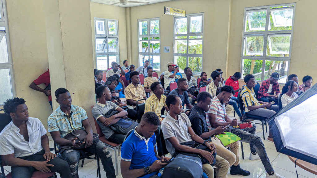 Des jeunes en formation sur la création de contenu numérique