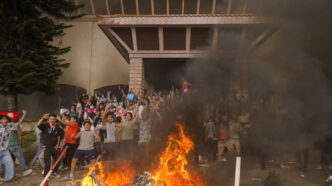 Le Parlement du Népal, incendié par des manifestants, le 9 septembre 2025. Crédit : Subaas Shrestha / NurPhoto / NurPhoto via AFP