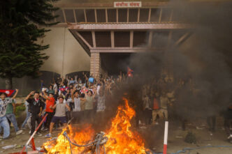 Le Parlement du Népal, incendié par des manifestants, le 9 septembre 2025. Crédit : Subaas Shrestha / NurPhoto / NurPhoto via AFP