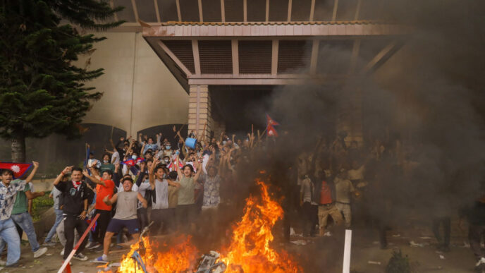 Le Parlement du Népal, incendié par des manifestants, le 9 septembre 2025. Crédit : Subaas Shrestha / NurPhoto / NurPhoto via AFP