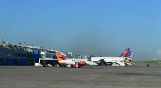 Vue de l’aéroport international Toussaint Louverture à Port-au-Prince, Haïti, le 3 novembre 2016. Fermé pendant un mois en raison des violences liées aux gangs, il a rouvert le 11 décembre 2024. Photo : Jonas Laurince / Creative Commons.