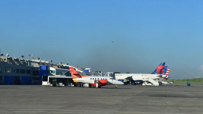 Vue de l’aéroport international Toussaint Louverture à Port-au-Prince, Haïti, le 3 novembre 2016. Fermé pendant un mois en raison des violences liées aux gangs, il a rouvert le 11 décembre 2024. Photo : Jonas Laurince / Creative Commons.