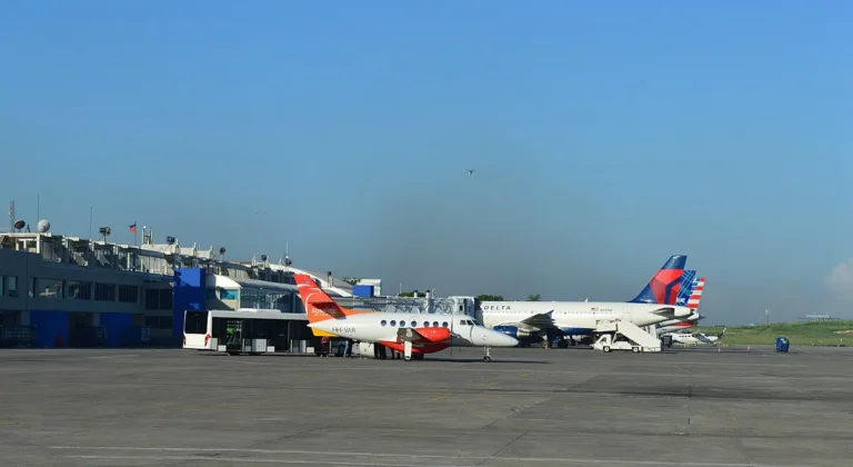 Vue de l’aéroport international Toussaint Louverture à Port-au-Prince, Haïti, le 3 novembre 2016. Fermé pendant un mois en raison des violences liées aux gangs, il a rouvert le 11 décembre 2024. Photo : Jonas Laurince / Creative Commons.