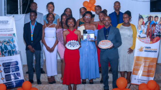 Photo officielle des participants du Youth Haitian Empowerment Exchange Program – Édition 2025 Clôture de la quatrième édition du YHEEP, organisée par la Youth Empowerment Organization (YEO), au Grand Hôtel Beck de Cap-Haïtien. Durant une semaine intensive de formations, ces jeunes venus de plusieurs villes du Grand Nord ont été formés aux droits humains, à la gouvernance, au leadership communautaire et à la communication citoyenne. Cap-Haïtien, le 30 août 2025 Crédit : Et Pourquoi Média