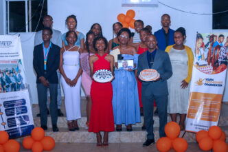 Photo officielle des participants du Youth Haitian Empowerment Exchange Program – Édition 2025 Clôture de la quatrième édition du YHEEP, organisée par la Youth Empowerment Organization (YEO), au Grand Hôtel Beck de Cap-Haïtien. Durant une semaine intensive de formations, ces jeunes venus de plusieurs villes du Grand Nord ont été formés aux droits humains, à la gouvernance, au leadership communautaire et à la communication citoyenne. Cap-Haïtien, le 30 août 2025 Crédit : Et Pourquoi Média