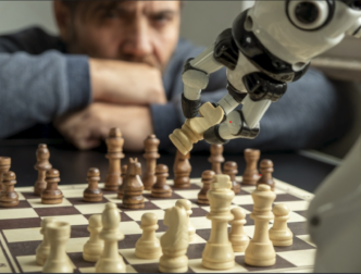 Un homme en échec face à un robot, symbole de la domination de l’intelligence artificielle. © Shutterstock