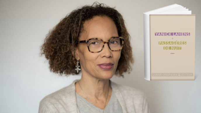 Yanick Lahens, lauréate du Grand Prix du roman de l’Académie française 2025, aux côtés de la couverture de son ouvrage Passagères de nuit. Photo : Radio France