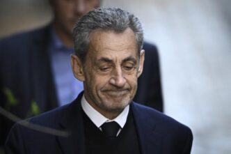 Nicolas Sarkozy se rend à la prison de La Santé, le 21 octobre 2025 à Paris. © AFP