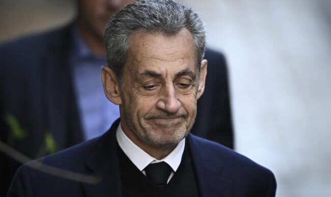 Nicolas Sarkozy se rend à la prison de La Santé, le 21 octobre 2025 à Paris. © AFP