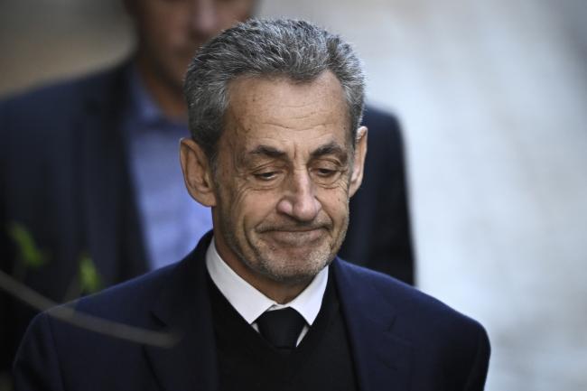 Nicolas Sarkozy se rend à la prison de La Santé, le 21 octobre 2025 à Paris. © AFP