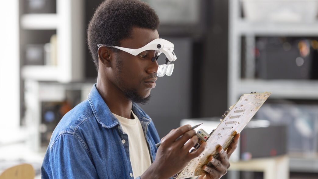 Gros plan sur un homme réparant des puces informatiques Crédit image : Freepik