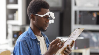 Gros plan sur un homme réparant des puces informatiques Crédit image : Freepik