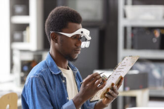 Gros plan sur un homme réparant des puces informatiques Crédit image : Freepik