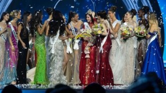 Les finalistes entourent la nouvelle gagnante de Miss Universe 2025 lors de la cérémonie de couronnement. Credit : Facebook Miss Universe Organization