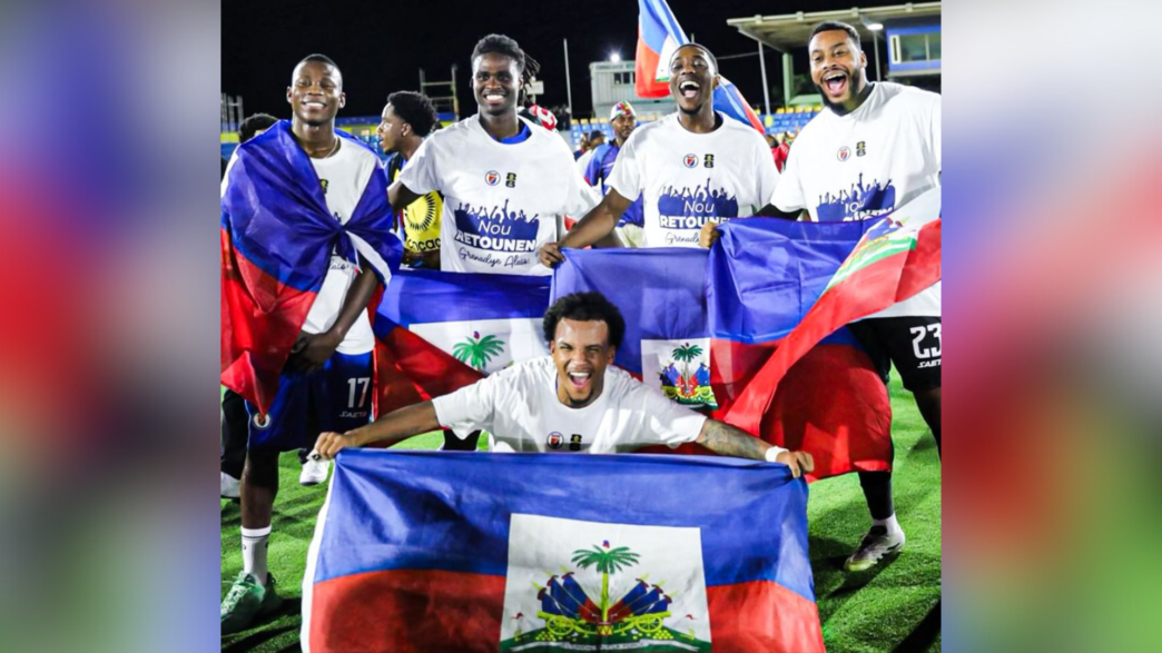 Des joueurs de la sélection haïtienne célèbrent leur qualification historique pour la Coupe du monde 2026, drapés du bicolore national sur la pelouse à l’issue de leur dernière victoire. Photo crédit: @concacaf / Instagram