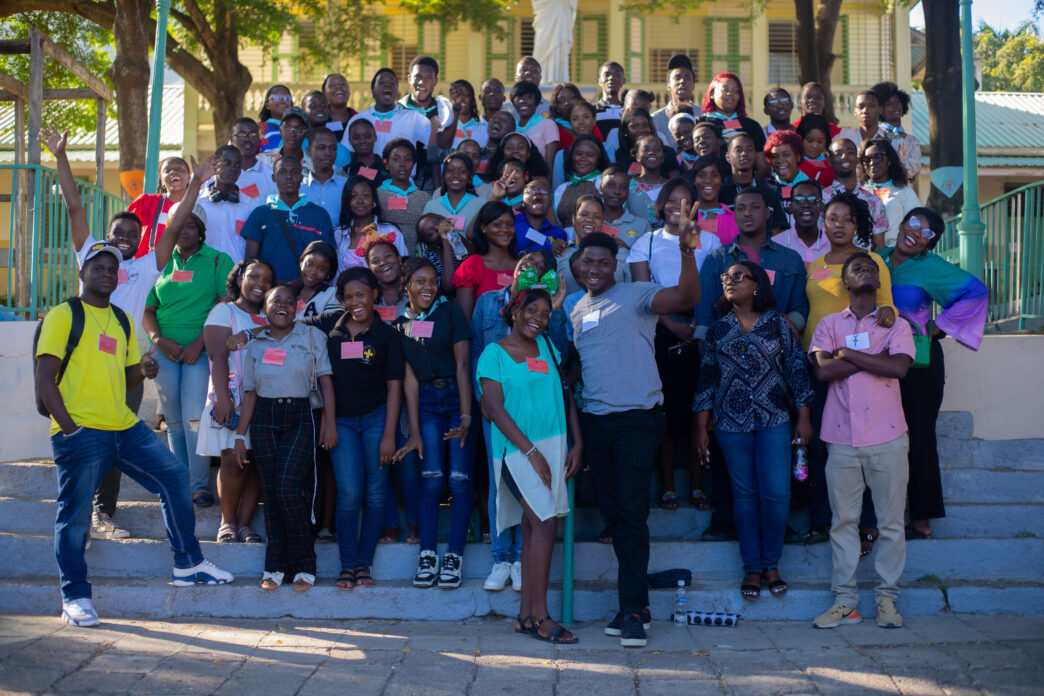Jeunes bénévoles du MEJ unis pour offrir aux enfants des rues une journée de dignité, de soins et de solidarité. Ensemble, ils incarnent l’engagement chrétien et la chaleur humaine d’un avenir meilleur. Crédit : Etpourquoi media
