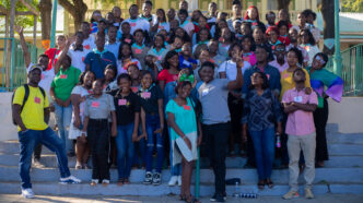 Jeunes bénévoles du MEJ unis pour offrir aux enfants des rues une journée de dignité, de soins et de solidarité. Ensemble, ils incarnent l’engagement chrétien et la chaleur humaine d’un avenir meilleur. Crédit : Etpourquoi media