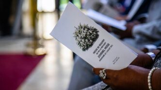 Une personne tient le programme d’une messe de requiem en mémoire de l’ancien président Jovenel Moïse lors d’une cérémonie organisée le 7 juillet 2026 à la Villa d’Accueil, à Port-au-Prince, cinq ans après son assassinat. Photo : Présidence d’Haïti/Facebook.